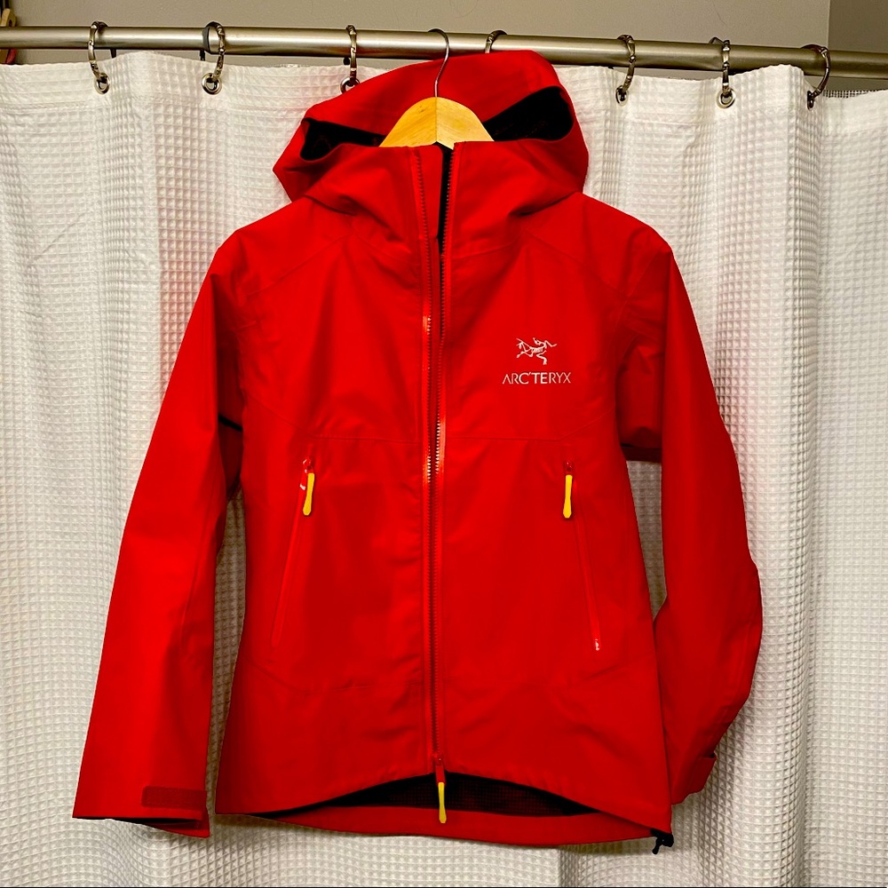 EXCELLENT LIKE NEW CONDITION WOMEN’S SIZE SMALL ARC’TERYX GORETEX COAT